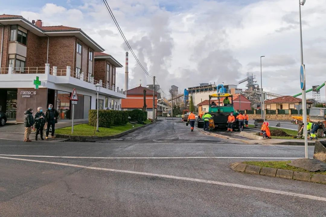 La alcaldesa de Polanco y los concejles visitando las obras de asfaltado