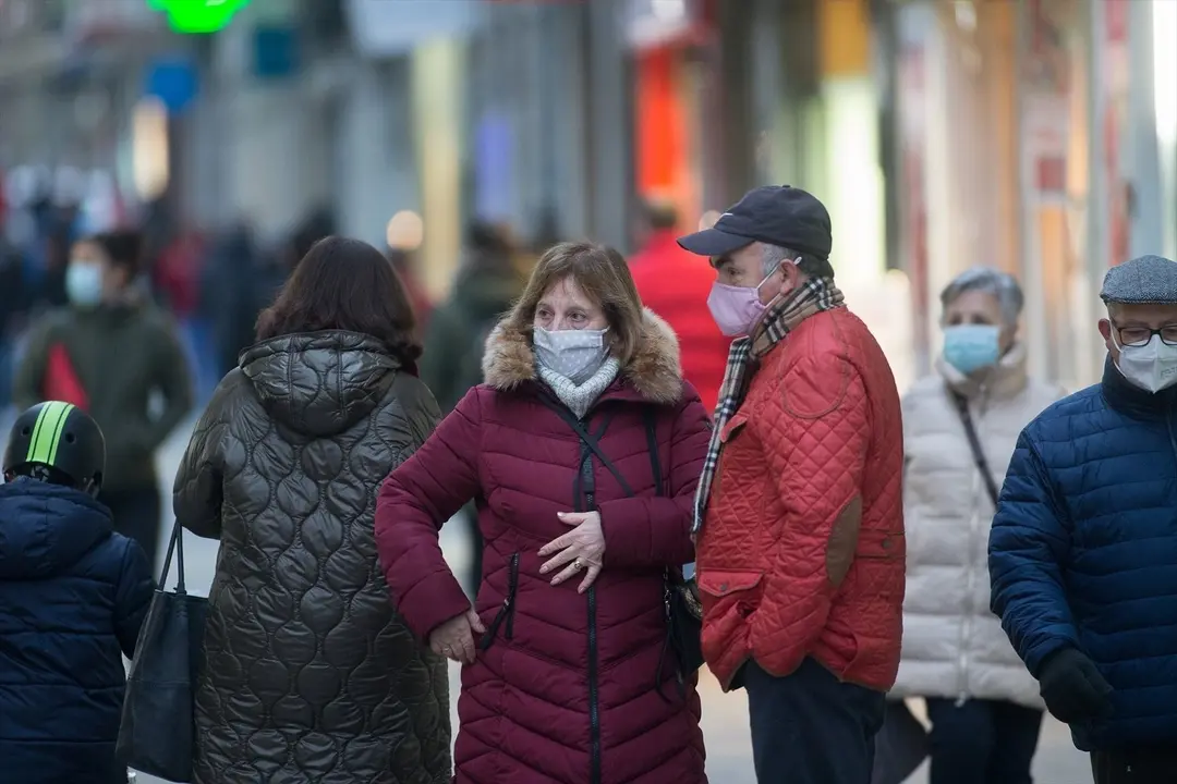 Un hombre y una mujer con mascarilla 