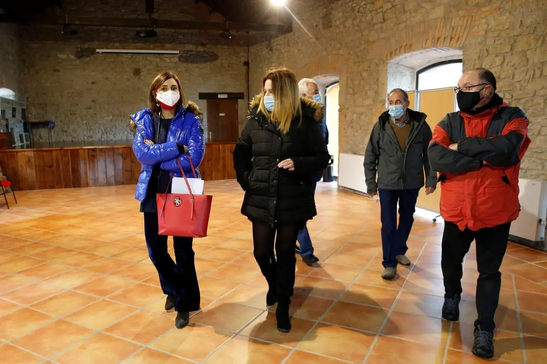 La consejera de Presidencia y la alcaldesa de Valle de Villaverde durante la visita