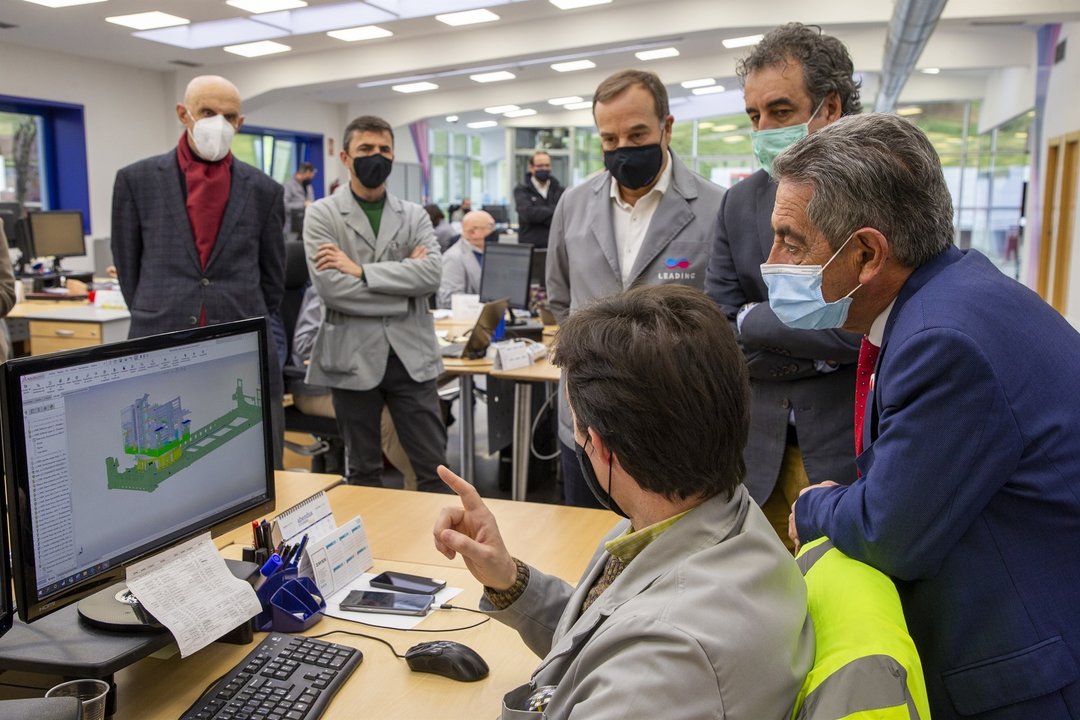 El presidente de Cantabria, Miguel Ángel Revilla, junto al consejero de Industria, Francisco Martín, visita las instalaciones de Leading Metal Mechanic Solutions