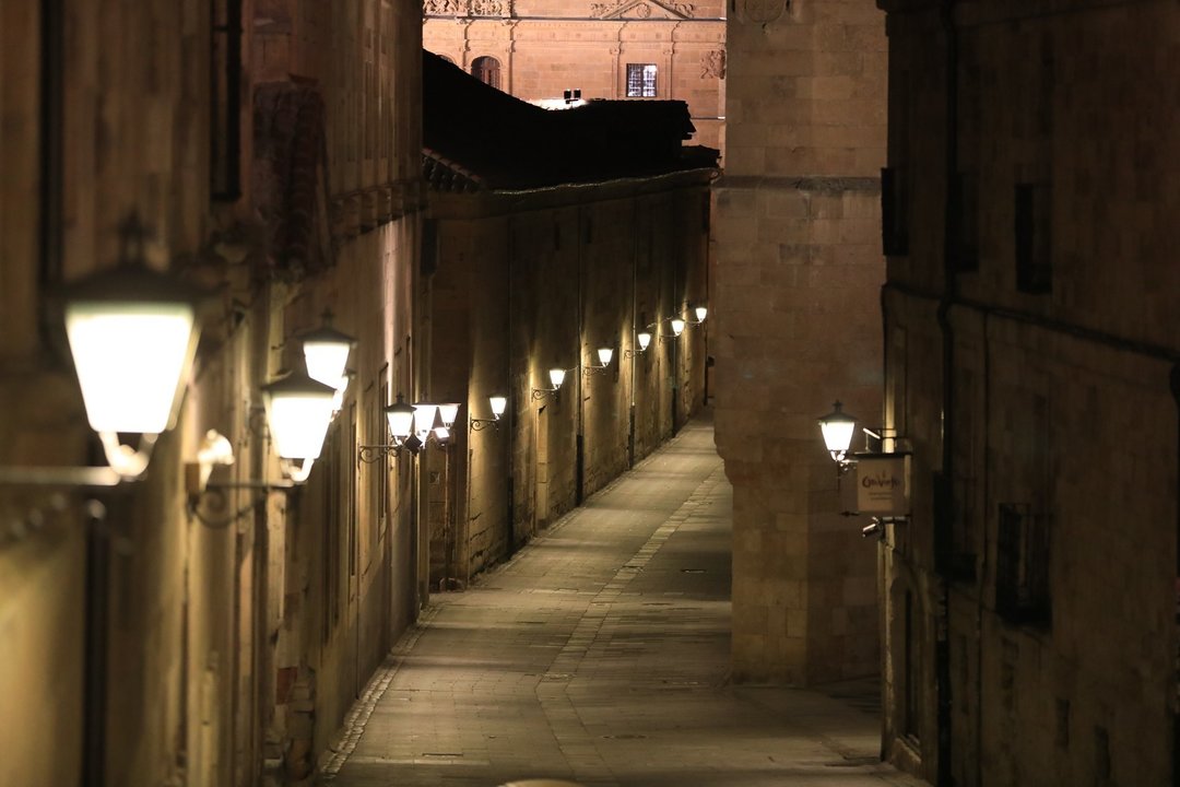Una calle vacía de Salamanca la noche en la que la ciudad ha vivido su primer toque de queda dictado por la Junta de Castilla y León para toda la región, en Salamanca, Castilla y León (España) a 24 de octubre de 2020. 