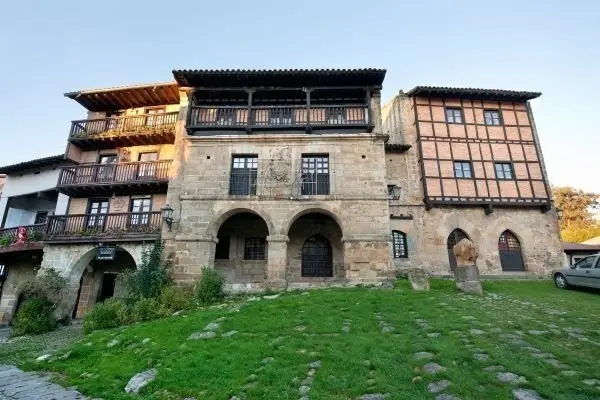 CASAS DEL &Aacute;GUILA Y LA PARRA EN SANTILLANA DEL MAR