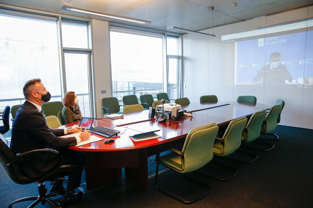 El consejero y la directora general de Desarrollo Rural en la reuni&oacute;n con las comunidades de la cornisa cant&aacute;brica sobre la PAC