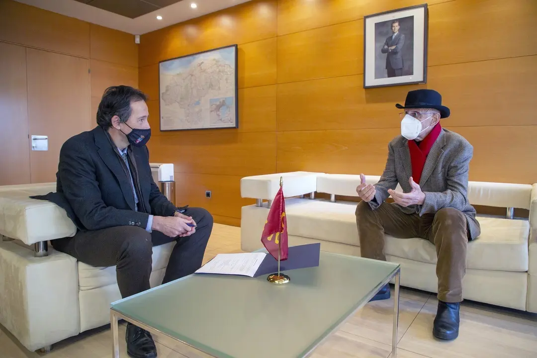 El consejero de Obras P&uacute;blicas, Ordenaci&oacute;n del Territorio y Urbanismo, Jos&eacute; Luis Gochicoa, se re&uacute;ne con el alcalde de San Felices, Jos&eacute; Antonio Gonz&aacute;lez Linares