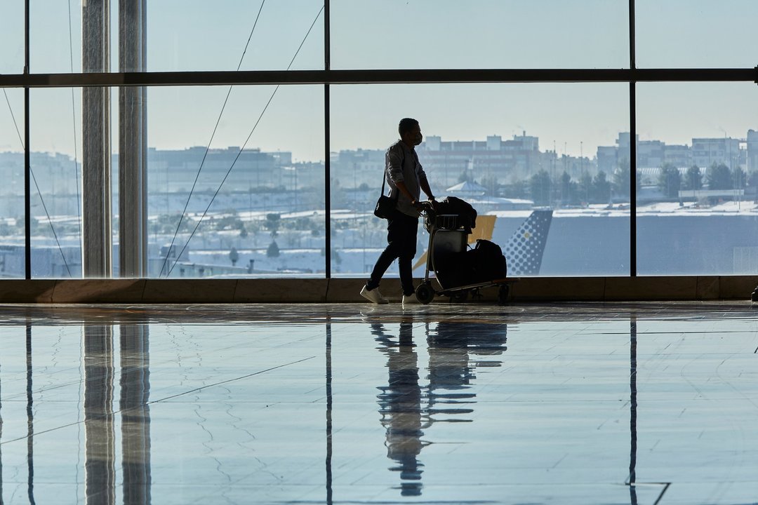 Un pasajero camina por las instalaciones de la Terminal 4 del aeropuerto Adolfo Suárez Madrid-Barajas.