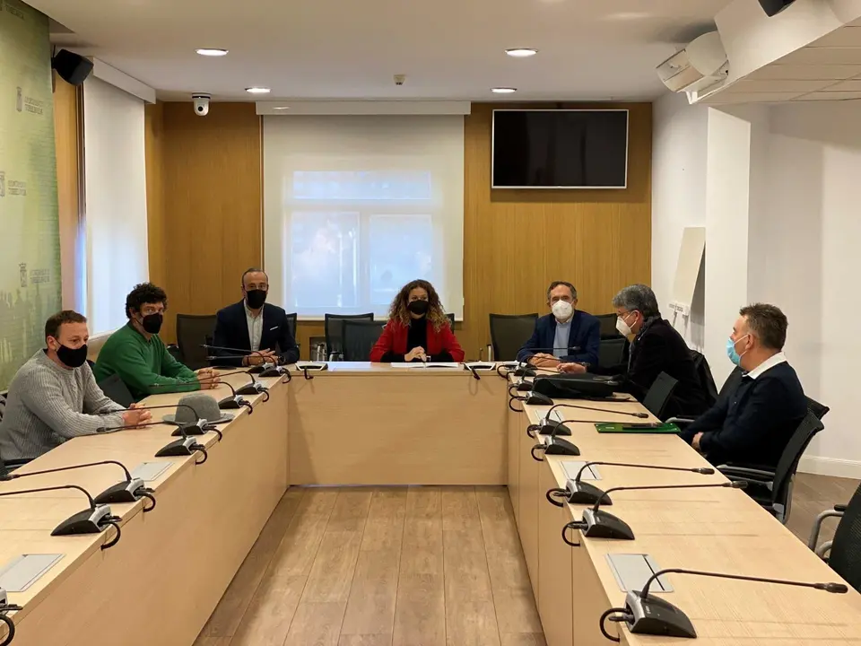 Reuni&oacute;n de la delegada del Gobierno, Ainoa Qui&ntilde;ones; el alcalde de Torrelavega, Javier L&oacute;pez Estada; la Asociaci&oacute;n de vecinos de Santa Mar&iacute;a de Barreda y Renfe