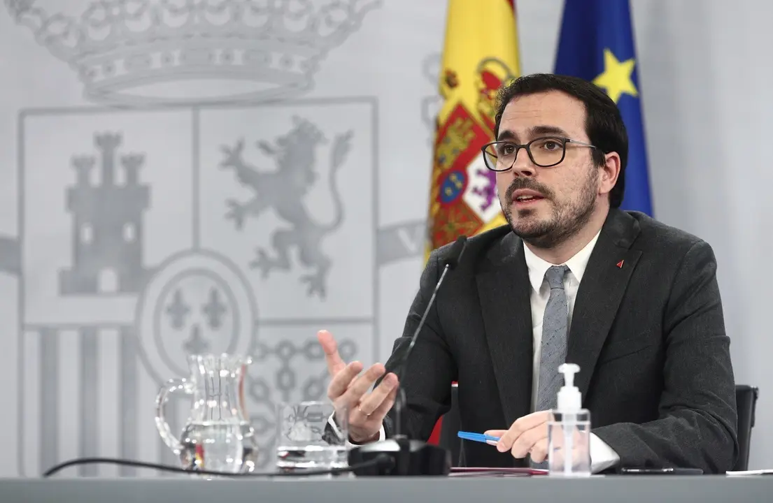 El ministro de Consumo, Alberto Garz&oacute;n, interviene durante una rueda de prensa convocada ante los medios posterior al Consejo de Ministros, en Madrid, a 19 de enero de 2021. El Consejo de Ministros ha aprobado este martes la declaraci&oacute;n de Zona Afectada G