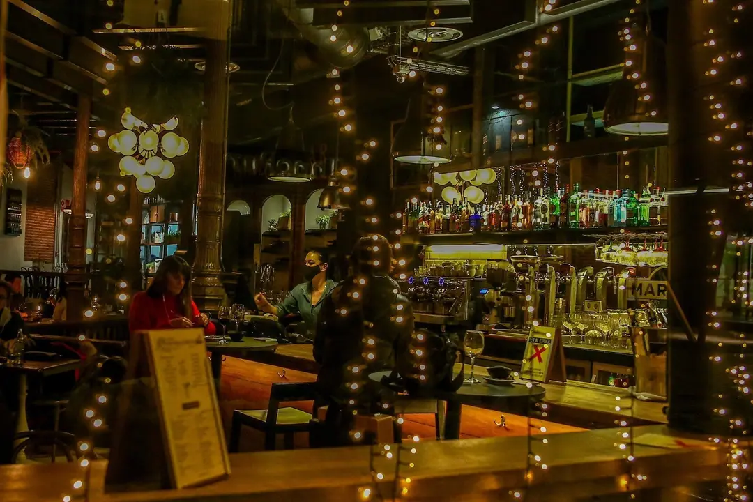 El interior de un restaurante el d&iacute;a en el que se adelanta el cierre de hosteler&iacute;a a las 22.00h, en Madrid (Espa&ntilde;a), a 18 de enero de 2021.