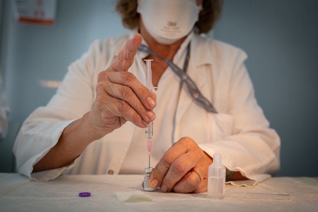 Una enfermera prepara la vacuna Pfizer-BioNtech contra el COVID-19 