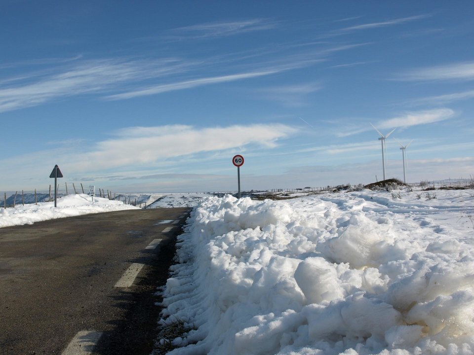 Carretera con nieve. Foto de archivo