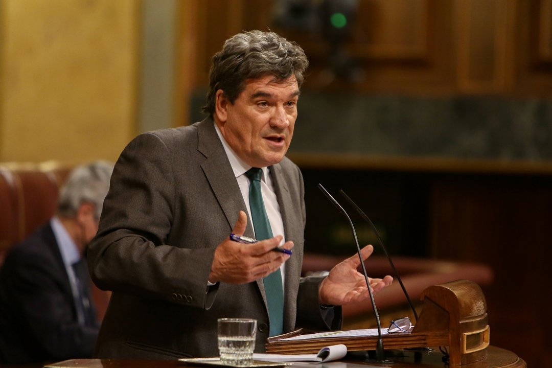 El ministro de Seguridad Social, Inclusión y Migraciones, José Luis Escrivá, interviene durante una sesión de control al Ejecutivo, en Madrid (España), a 16 de diciembre de 2020. Esta sesión de control al Gobierno se celebra tras siete horas de debate sob