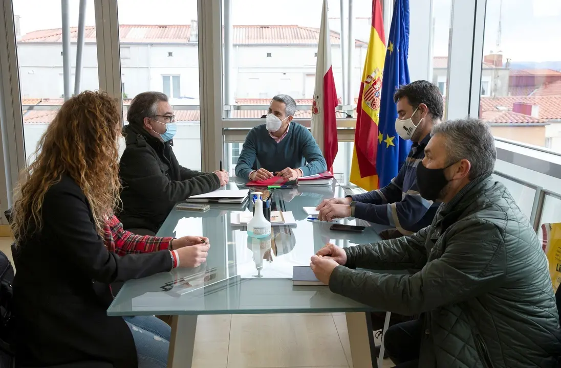 El vicepresidente de Cantabria, Pablo Zuloaga, con el alcalde de Noja, Miguel &Aacute;ngel Ruiz, entre otros