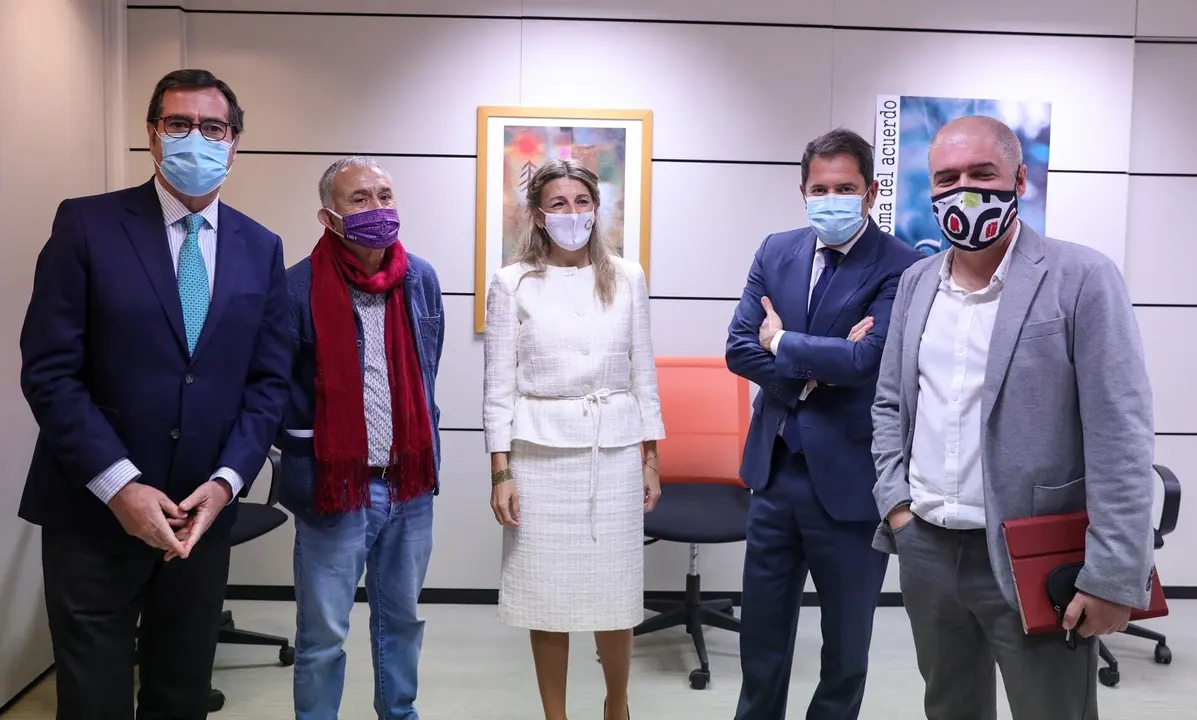 (I-D) El presidente de CEOE, Antonio Garamendi; el l&iacute;der de UGT, Pepe &Aacute;lvarez; la ministra de Trabajo, Yolanda D&iacute;az; el presidente de Cepyme, Gerardo Cuevas; y el l&iacute;der de CCOO, Unai Sordo, posan durante el acto de firma del VI Acuerdo de Soluci&oacute;n Aut&oacute;nom