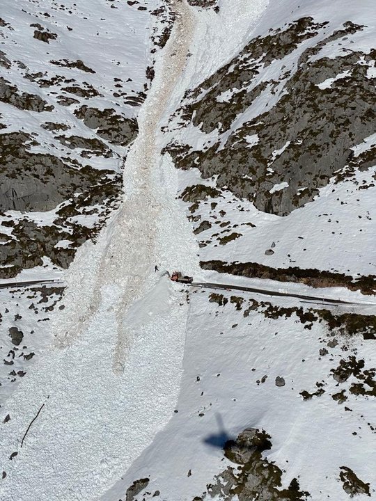 Alud de nieve que ha enterrado la carretera de acceso a Tresviso