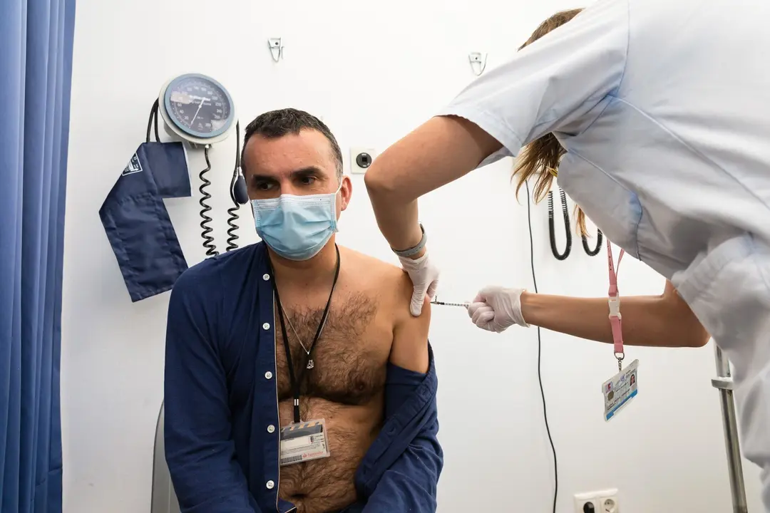 Vacunaci&oacute;n contra el COVID-19 en Cantabria