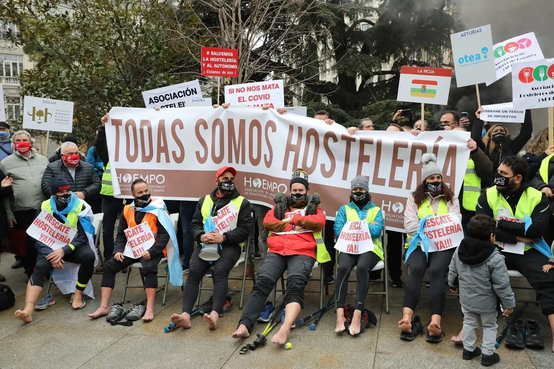 Hosteleros gallegos en su llegada al Congreso, en Madrid (Espa&ntilde;a)  para explicar la realidad que vive el sector y la necesidad de ayudas directas que eviten la desaparici&oacute;n de cientos de puestos de trabajo.