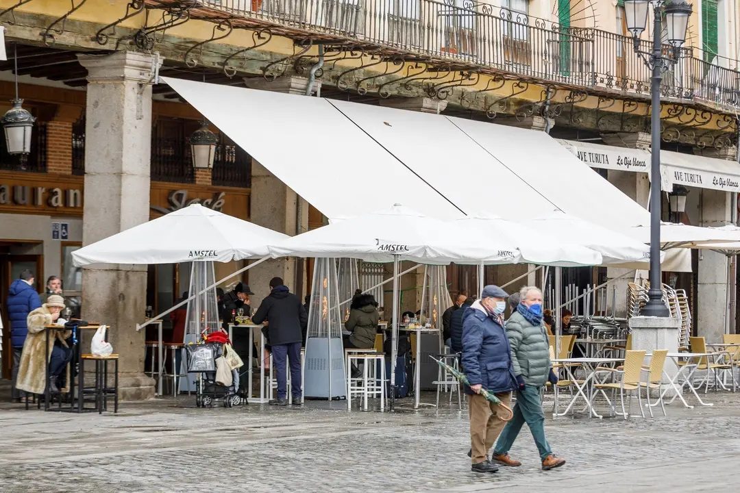 Varias personas en la terraza de un bar en Segovia, Castilla y Le&oacute;n (Espa&ntilde;a) 