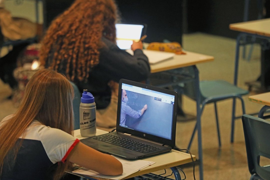 Alumnos atiende desde su ordenador clases virtuales. Archivo