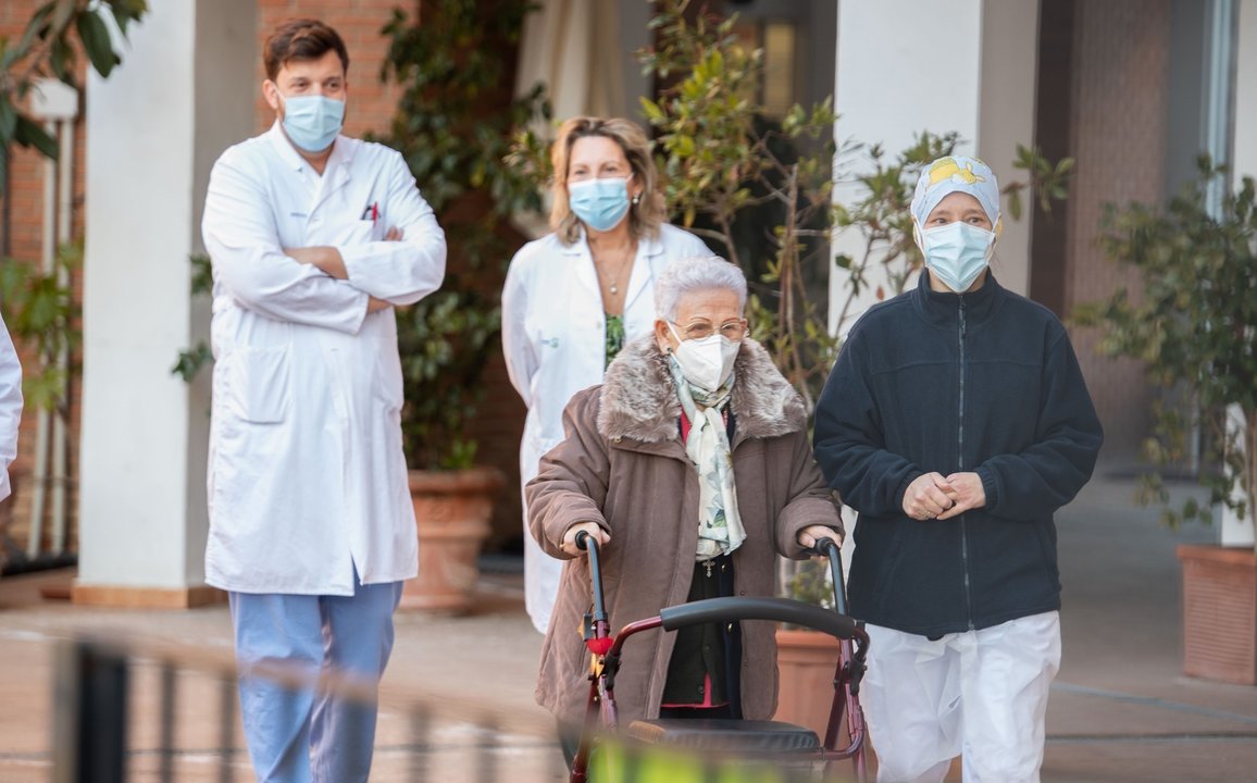 Residentes y personal de una residencia tras recibir la vacuna contra el Covid