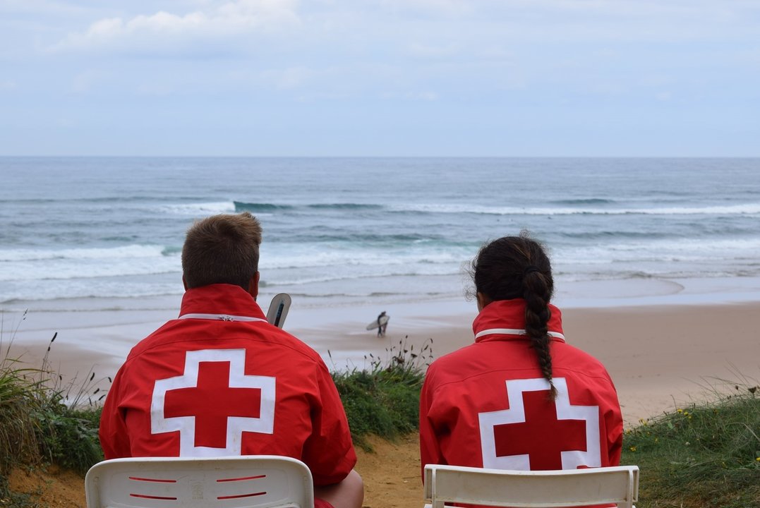 Socorristas de Cruz Roja en las playas de Cantabria 