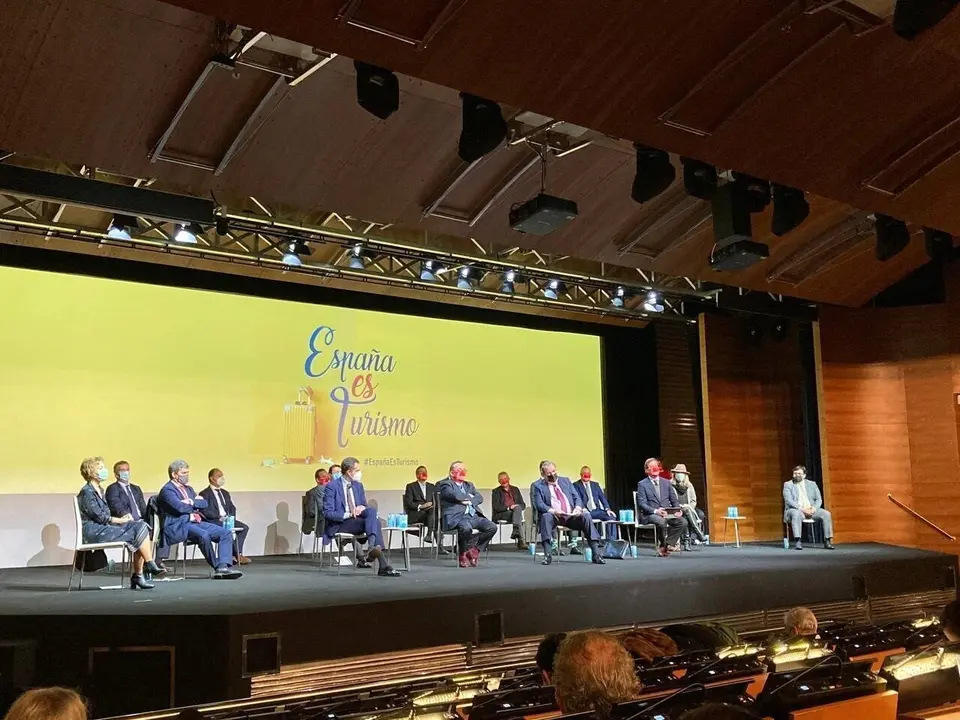 El sector tur&iacute;stico reitera la necesidad de acelerar la vacunaci&oacute;n para salvar el verano