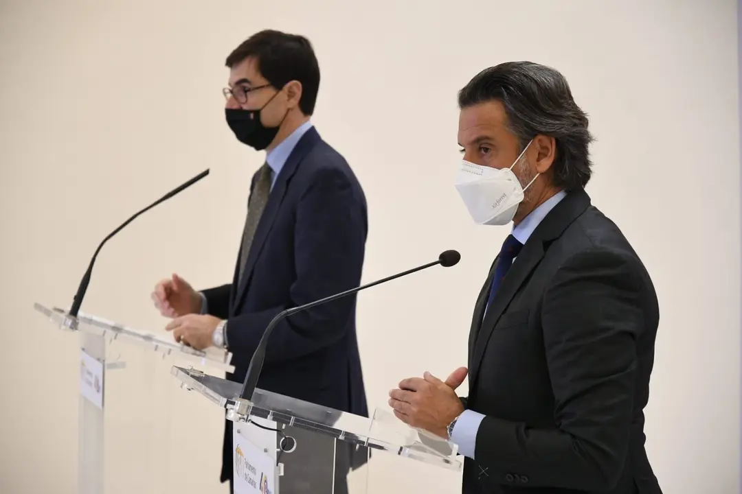 El secretario de Estado para la Uni&oacute;n Europea, Juan Gonz&aacute;lez-Barba Pera, y el presidente del Parlamento de Canarias, Gustavo Matos, en un encuentro con los medios de comunicaci&oacute;n