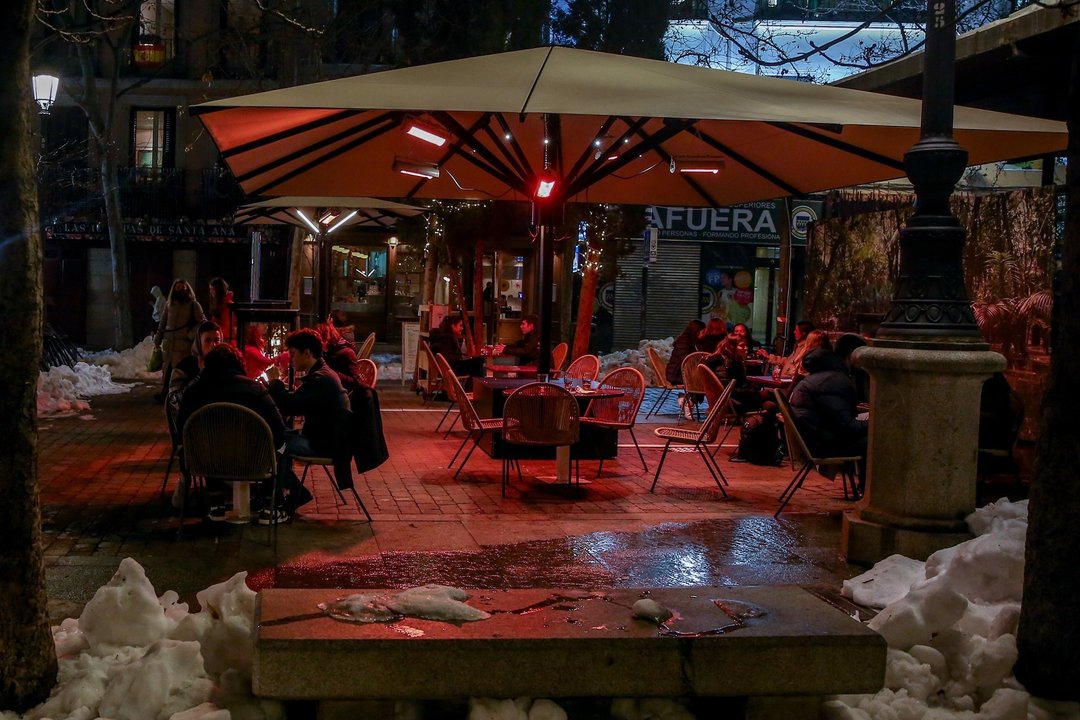 La terraza de un restaurante el día en el que se adelanta el cierre de hostelería a las 22.00h, en Madrid (España)