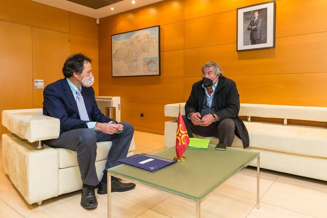 El consejero de Obras con el alcalde de Valderredible