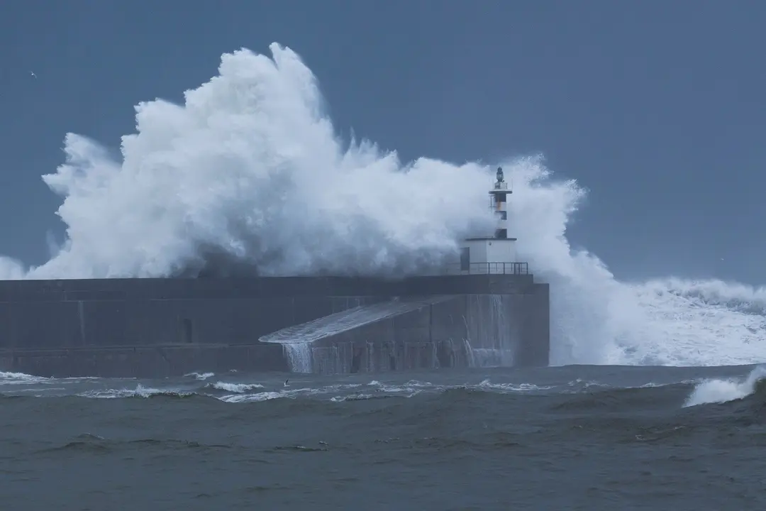Olas rompen contra el faro de la localidad de San Esteban de Pravia, perteneciente al concejo de Muros de Nal&oacute;n, en Asturias (Espa&ntilde;a), a 28 de diciembre de 2020. Toda Espa&ntilde;a, a excepci&oacute;n de Extremadura y Canarias, recibe este lunes avisos de distintos tip