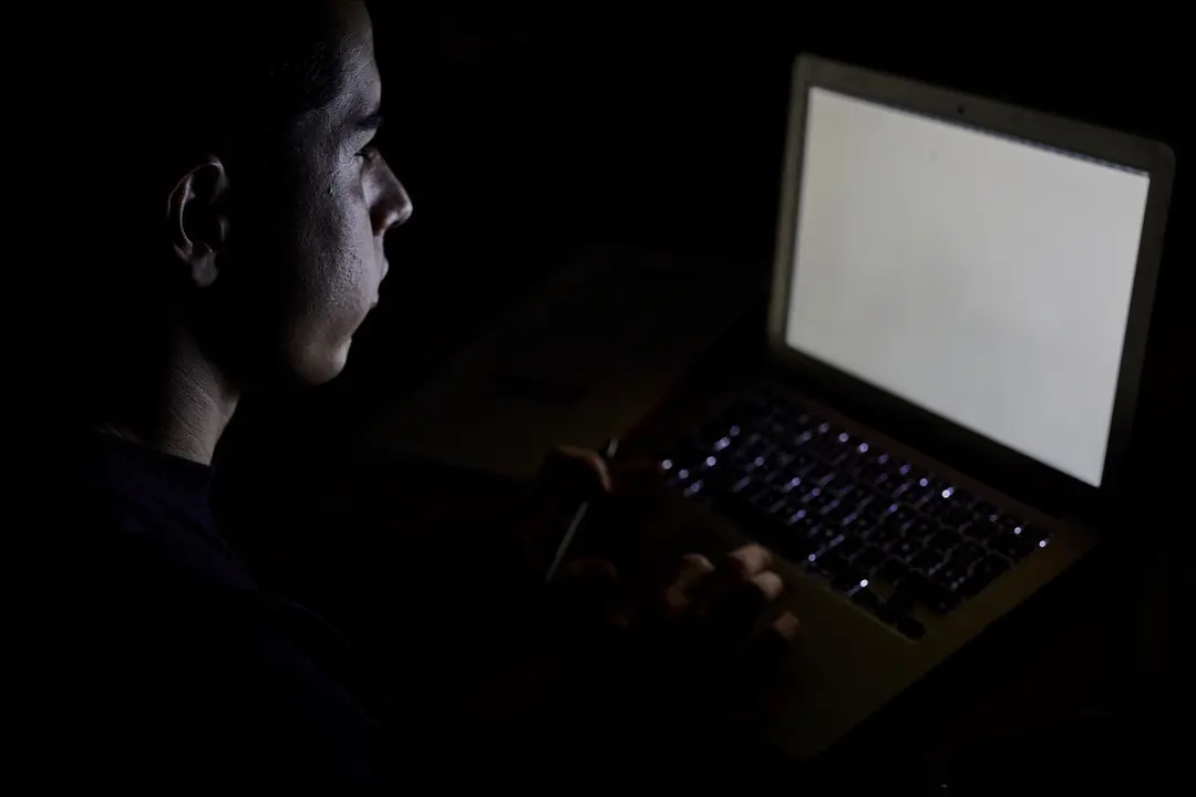 Un estudiante utiliza el ordenador para realizar tareas en casa, en Madrid (Espa&ntilde;a), a 12 de enero de 2021. Tras el paso de la borrasca &lsquo;Filomena&rsquo; y las consecuencias en derivadas en la regi&oacute;n tras la gran nevada, la Comunidad de Madrid ha impuesto el cie