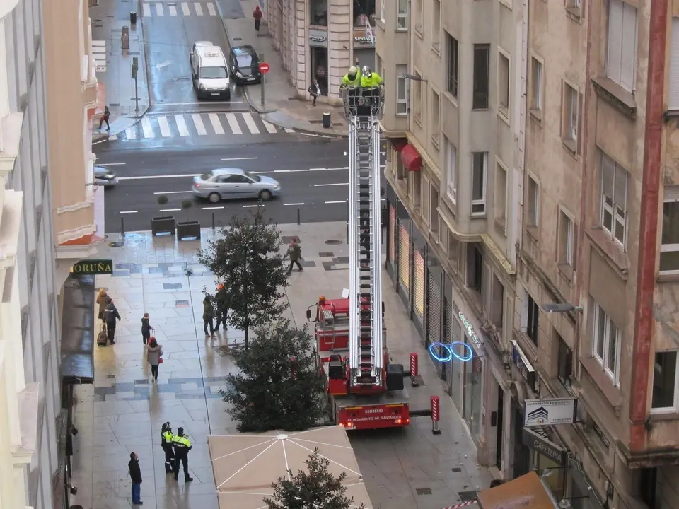 Bomberos actuando en la corisa afectada por el viento. Archivo                       