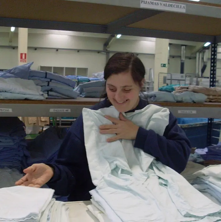 Una persona con discapacidad trabajando. Archivo