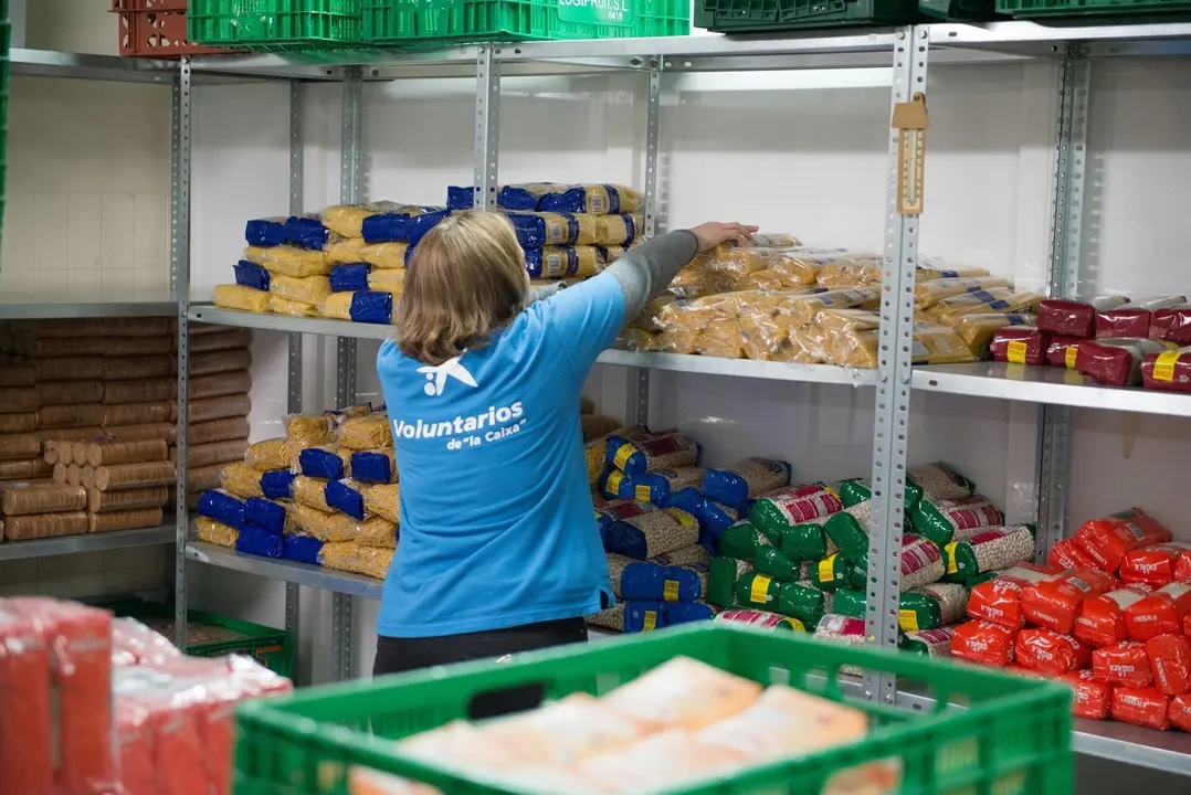 Voluntaria de la Caixa en un comedor social