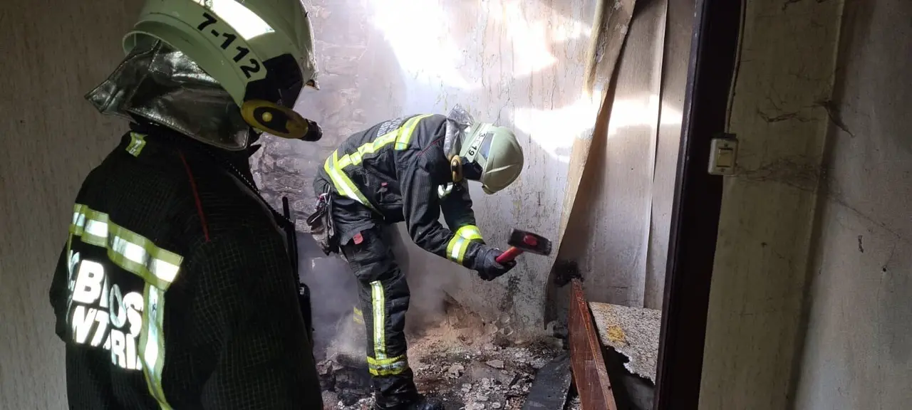 Bomberos sofocan incendio en vivienda deshabitada