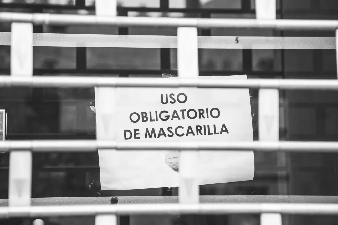 Un c&aacute;rtel en el que se lee: `Uso obligatorio de mascarilla&acute;,en  Badajoz, Extremadura (Espa&ntilde;a), a 9 de enero de 2021. Extremadura ha batido un r&eacute;cord de la pandemia al notificar una incidencia de 1.425 casos por cada 100.000 habitantes, la tasa m&aacute;s alta de