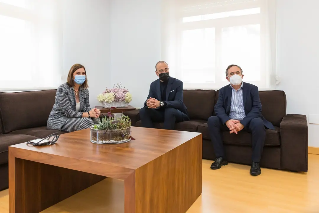 La consejera de Presidencia, Interior, Justicia y Acci&oacute;n Exterior, Paula Fern&aacute;ndez, se re&uacute;ne con el alcalde de Torrelavega, Javier L&oacute;pez Estrada, y el primer teniente de alcalde, Jos&eacute; Manuel Cruz Viadero