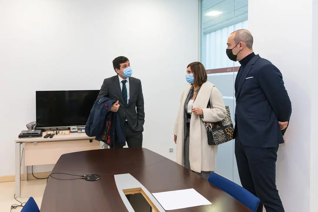 La consejera de Presidencia, Interior, Justicia y Acci&oacute;n Exterior, Paula Fern&aacute;ndez, visita las dependencias judiciales donde se ha puesto en marcha el nuevo equipo psicosocial