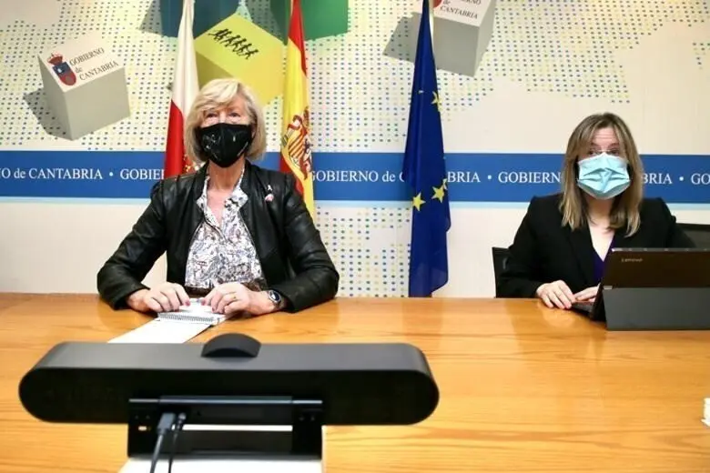 La consejera de Educaci&oacute;n, Formaci&oacute;n Profesional y Turismo, Marina Lomb&oacute;, y la directora de Innovaci&oacute;n e Inspecci&oacute;n Educativa, Mercedes Garc&iacute;a