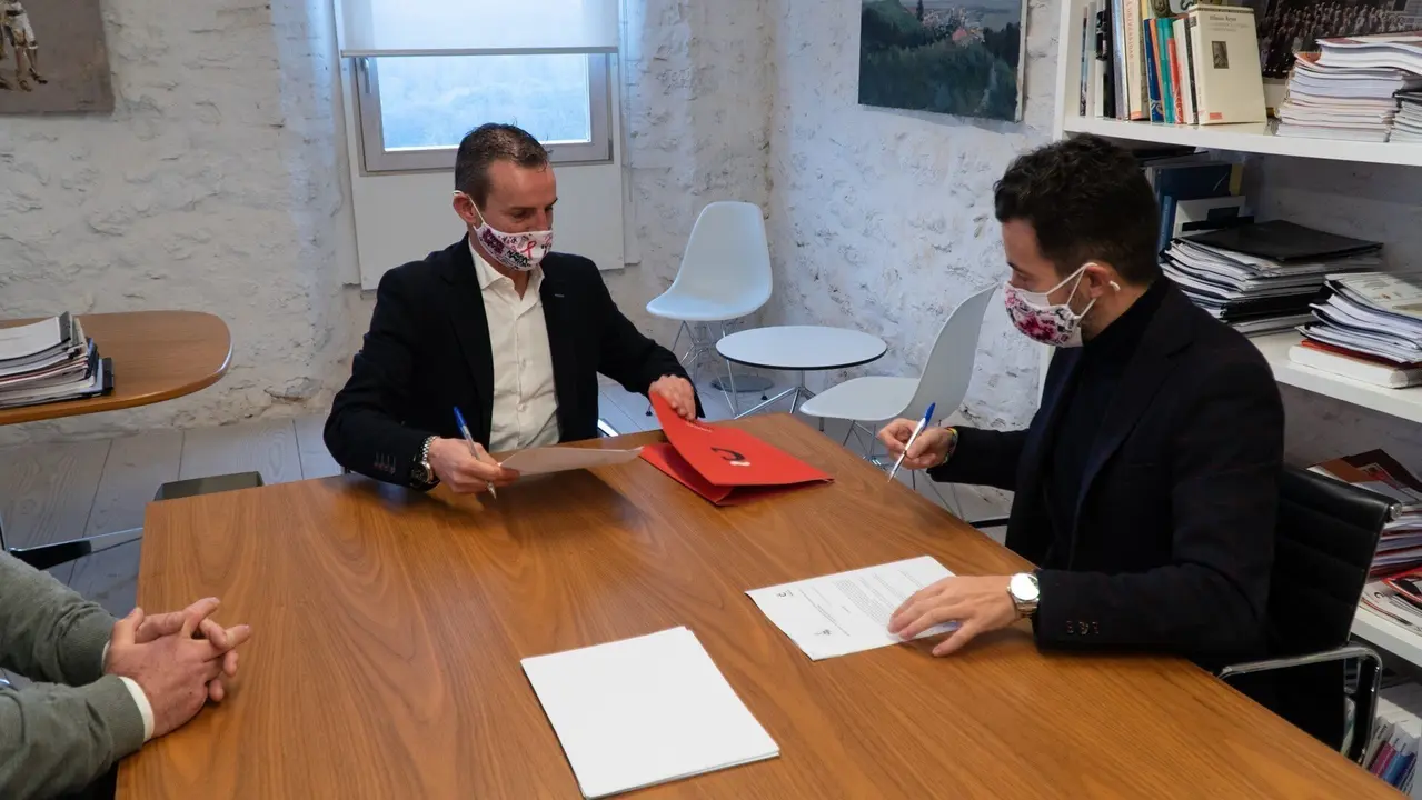 El presidente de la asociaci&oacute;n Rosa Navidad, Manuel Berrazueta, y el director general de la Fundaci&oacute;n Comillas, Manuel Preciado, firman un acuerdo de colaboraci&oacute;n para la lucha contra el c&aacute;ncer