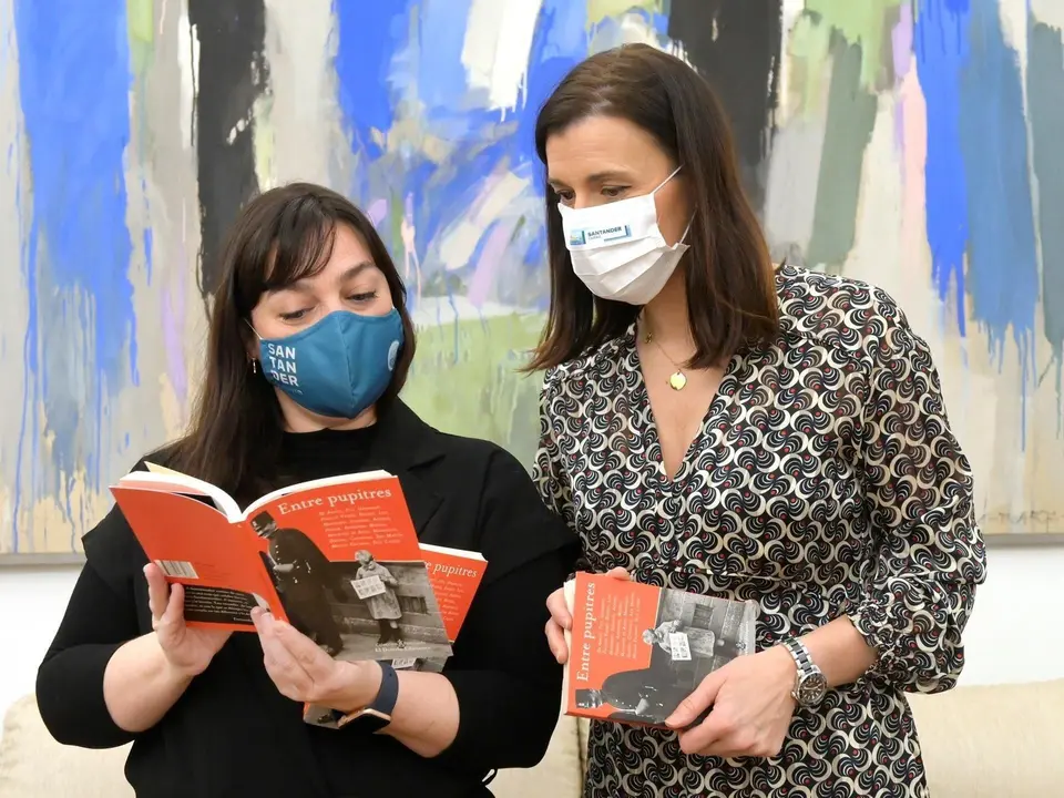 La alcaldesa de Santander, Gema Igual, y la ocncejala de Educaci&oacute;n, Noem&iacute; M&eacute;ndez, con el libro que se entregar&aacute; a los colegios