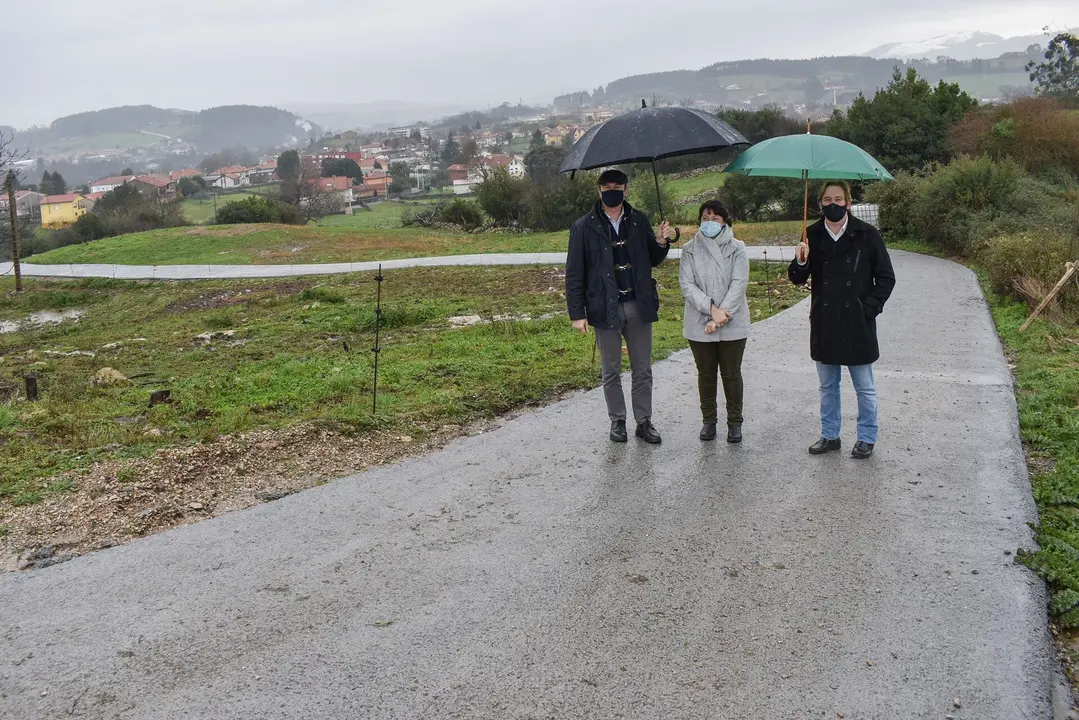El consejero de Desarrollo Rural, Ganader&iacute;a, Pesca, Alimentaci&oacute;n y Medio Ambiente, Guillermo Blanco, visita las obras de reparaci&oacute;n de un camino en Reoc&iacute;n junto a su alcalde, Pablo Diestro