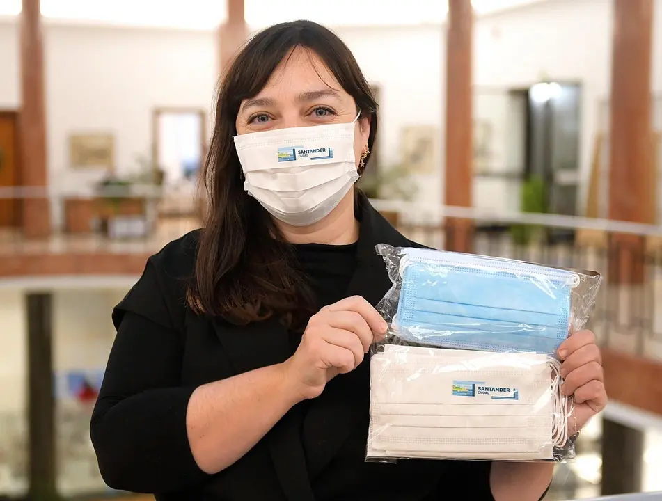 La concejala de Salud, Noem&iacute; M&eacute;ndez, con las mascarillas que se repartir&aacute;n a las asociaciones del &aacute;mbito de la salud