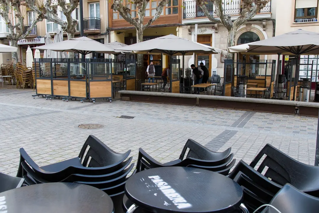 Un camarero recoge su establecimiento 