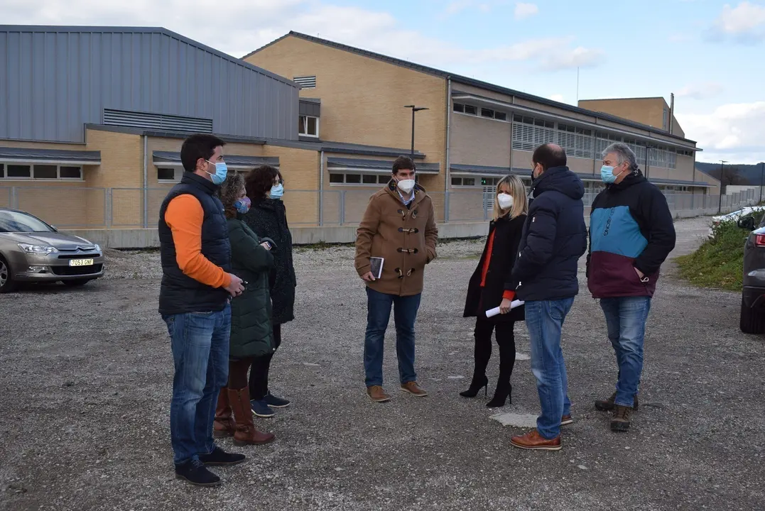 Visita de la alcaldesa de Pi&eacute;lagos, Ver&oacute;nica Samperio, a la parcela donde se ejecutar&aacute; el aparcamiento