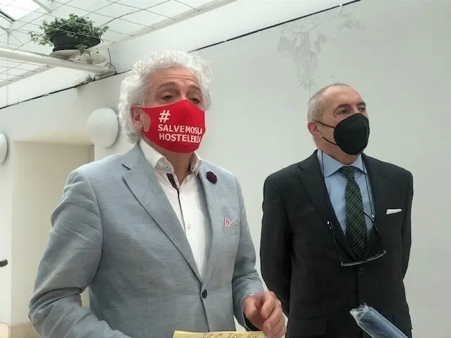 El presidente de la Asociaci&oacute;n de Empresarios de Hosteler&iacute;a de Cantabria, &Aacute;ngel Cuevas (i), y el jur&iacute;dico de la entidad