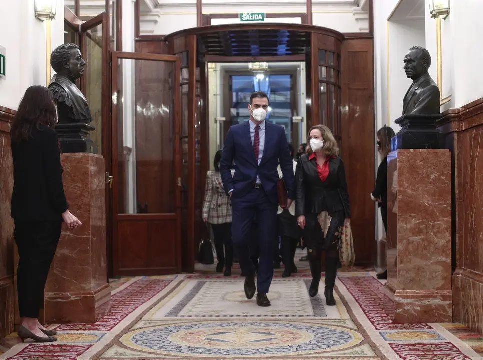 El presidente del Gobierno, Pedro S&aacute;nchez y  la vicepresidenta y ministra de Asuntos Econ&oacute;micos y Digitalizaci&oacute;n, Nadia Calvi&ntilde;o a su llegada a una sesi&oacute;n plenaria en el Congreso