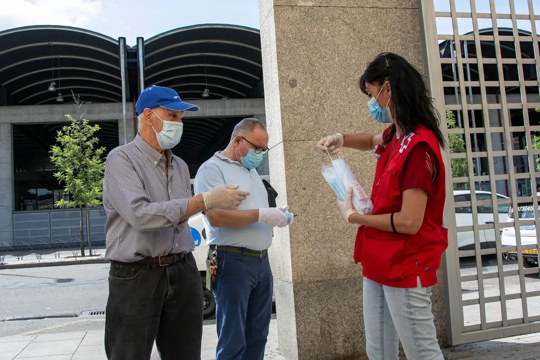Miembro de Cruz Roja durante un reparto de mascarillas.