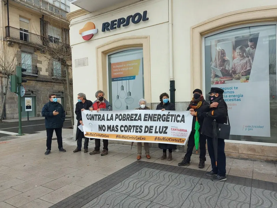 La plataforma 'Cantabria por lo p&uacute;blico' se concentra frente a la sede de Repsol
