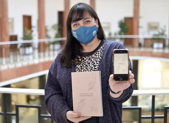 noemi_mendez_con_libro_generacion_pandemia_0