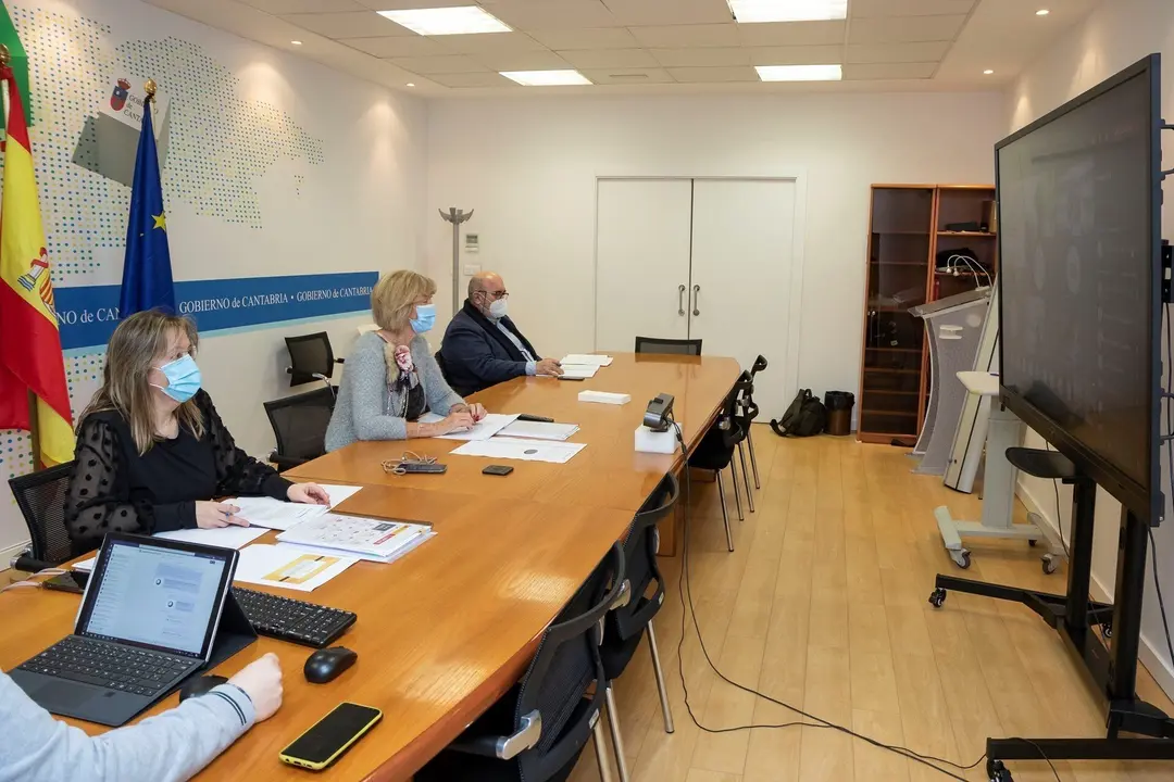 La consejera de Educaci&oacute;n y Formaci&oacute;n Profesional, Marina Lomb&oacute;, preside la reuni&oacute;n telem&aacute;tica del Comit&eacute; de Directores de Educaci&oacute;n Primaria de la zona oriental,  el Comit&eacute; de Directores de Secundaria y el Comit&eacute; de Educaci&oacute;n Concertada de la zona.